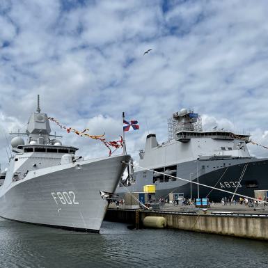 Zr.Ms. De Zeven Provinciën (F802) en Zr.Ms. Karel Doorman (A833)