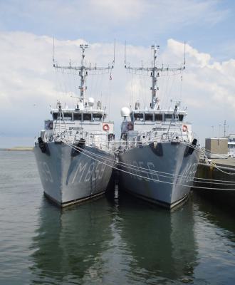  Zr.Ms. Hellevoetsluis (M859) en Zr.Ms. Maassluis (M856)