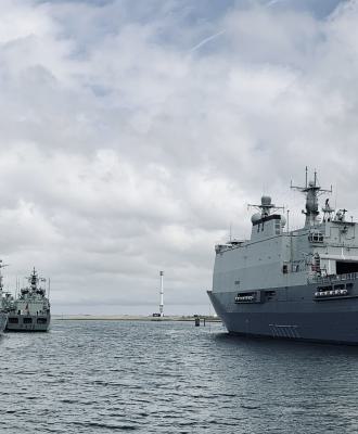 Zr.Ms. Tromp (F803) en Zr.Ms. Rotterdam (L800)
