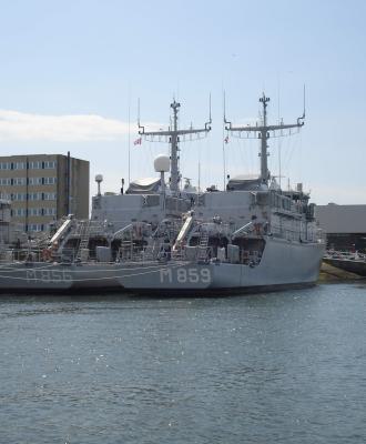 Zr.Ms. Maassluis (M856) en Zr.Ms. Hellevoetsluis (M859)