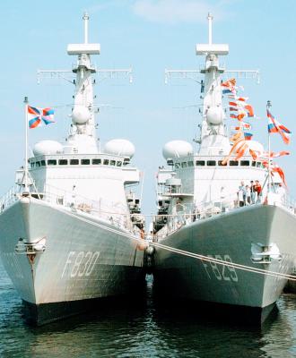 Hr.Ms. Tjerk Hiddes (F830) en Hr.Ms. Willem van der Zaan (F829)