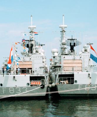 Hr.Ms. Van Nes (F833) en Hr.Ms. Van Amstel (F831)