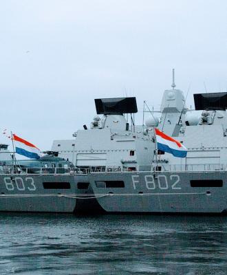 Zr.Ms. Tromp (F803) en Zr.Ms. De Zeven Provinciën (F802)