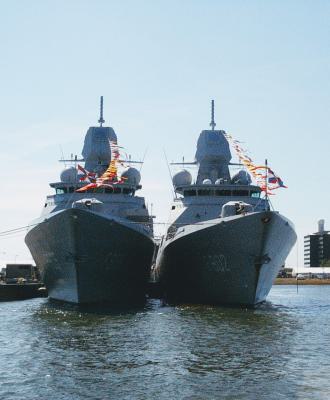 Zr.Ms. Evertsen (F805) en Zr.Ms. De Zeven Provinciën (F802)