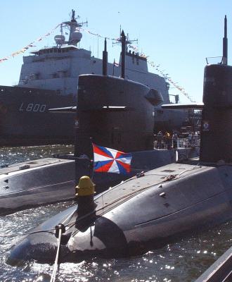 Zr.Ms. Bruinvis (S810) en Zr.Ms. Walrus (S802)