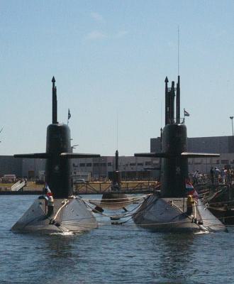 Zr.Ms. Bruinvis (S810) en Zr.Ms. Zeeleeuw (S803)